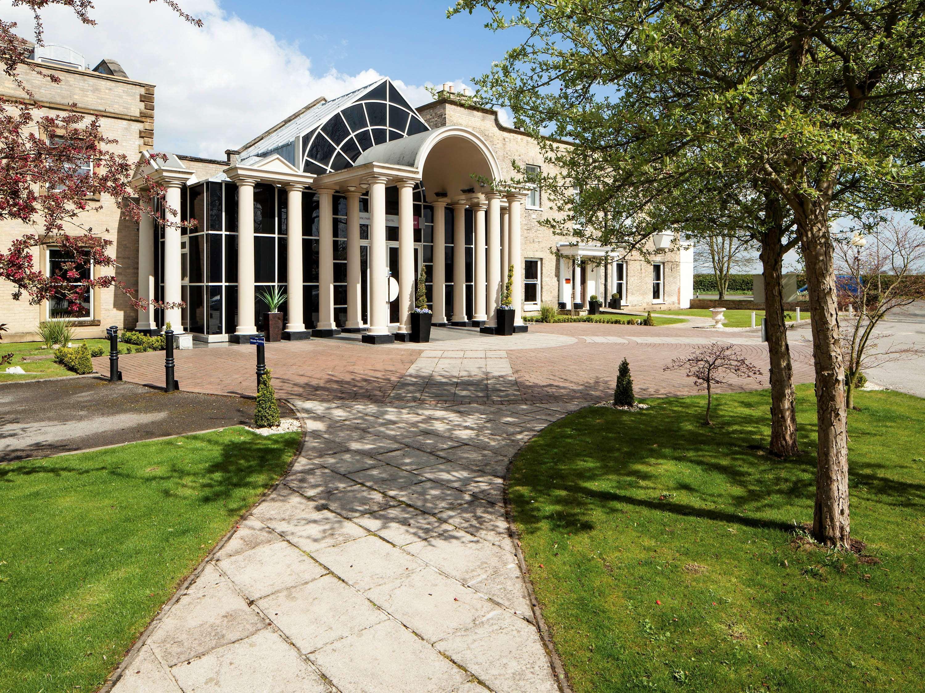 Mercure York Fairfield Manor Hotel Екстериор снимка